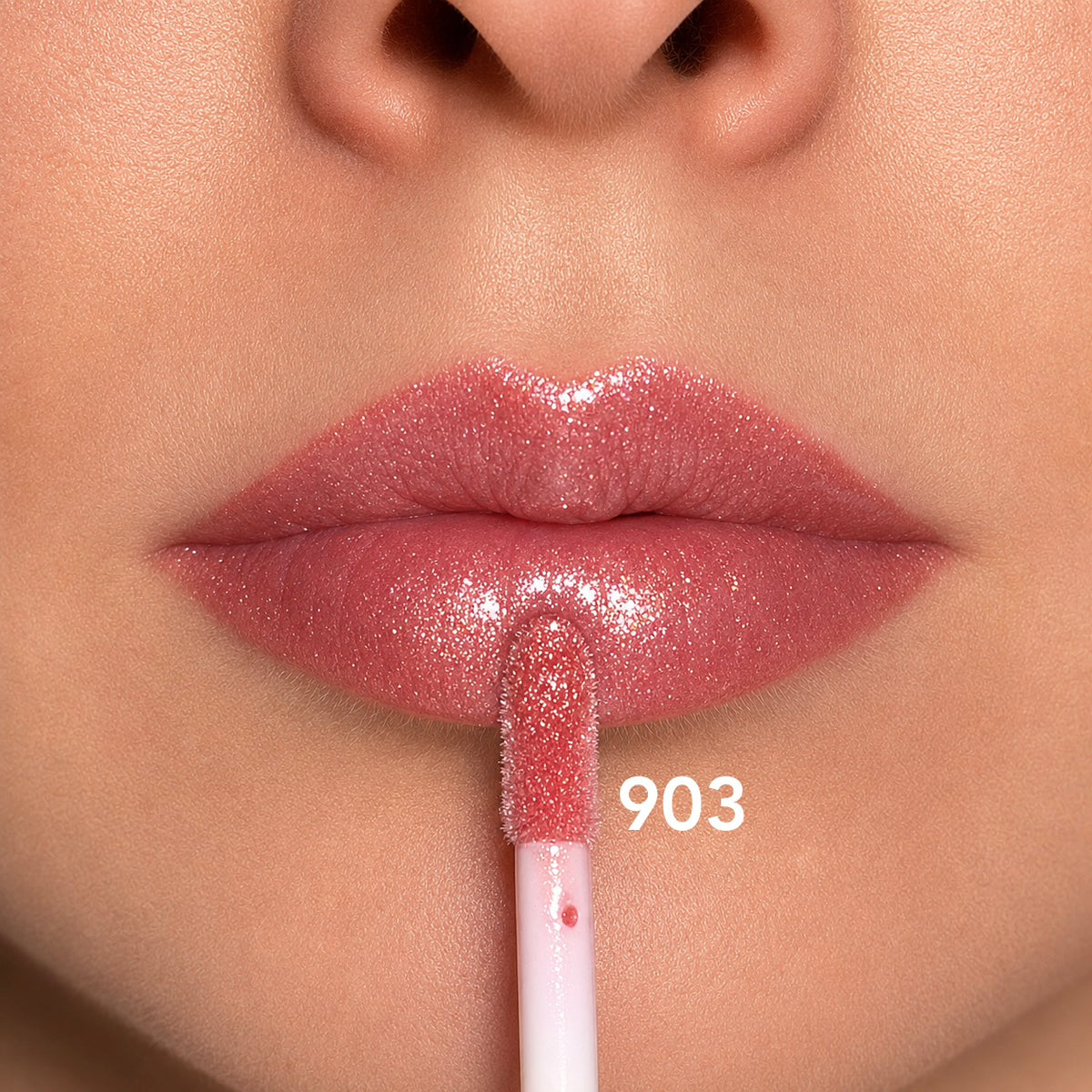 Gloss 903 Rosé Nude - applicazione sulle labbra