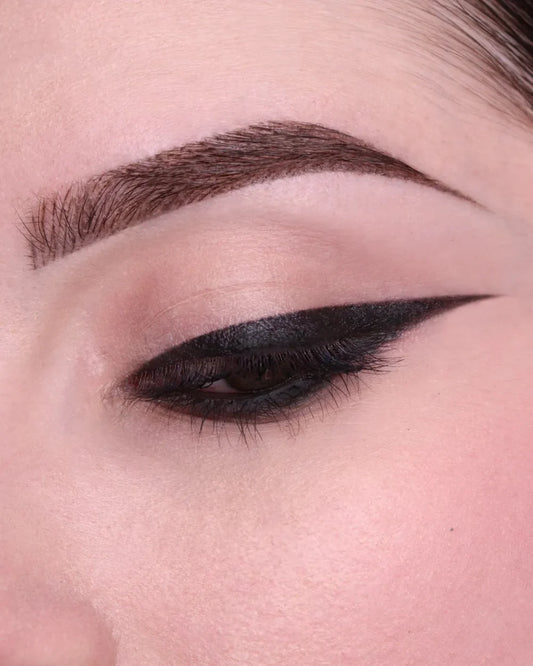puroBIO Cosmetics LONG LASTING – Eyeliner Pencil 01L Nero Intenso indossato