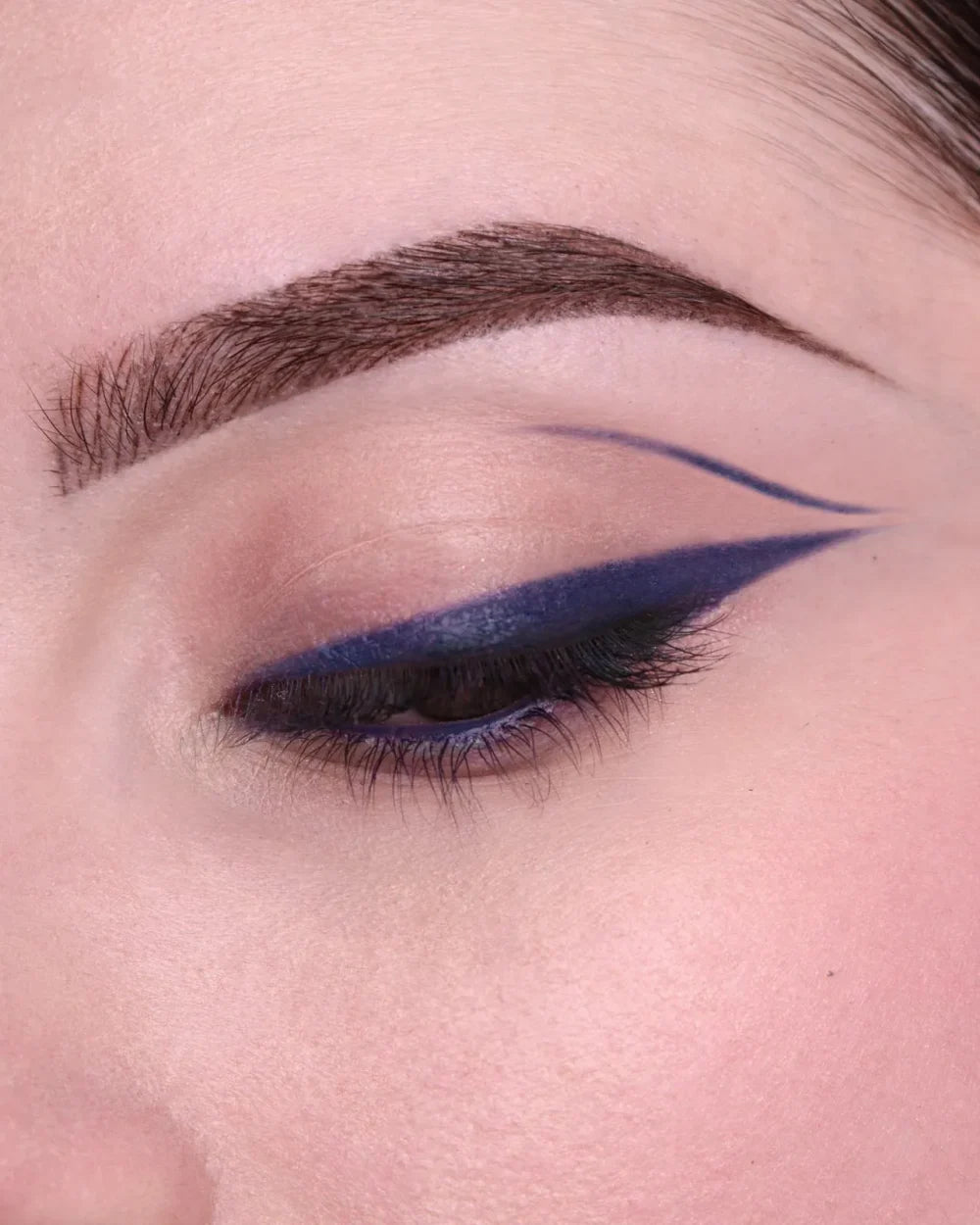 puroBIO Cosmetics LONG LASTING – Eyeliner Pencil 04L Blu Notte indossato