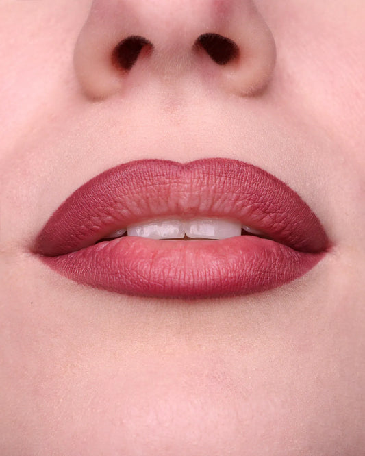 puroBIO Cosmetics LONG LASTING – Lipliner Pencil 010L Vinaccio indossato