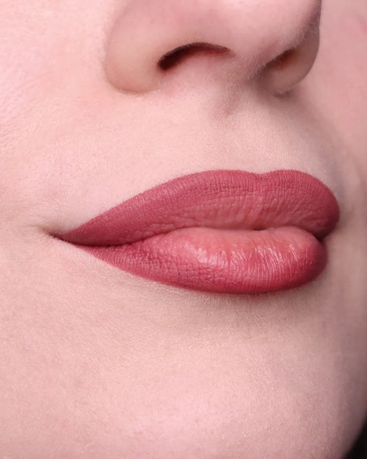 puroBIO Cosmetics LONG LASTING – Lipliner Pencil 011L Malva Scuro indossato